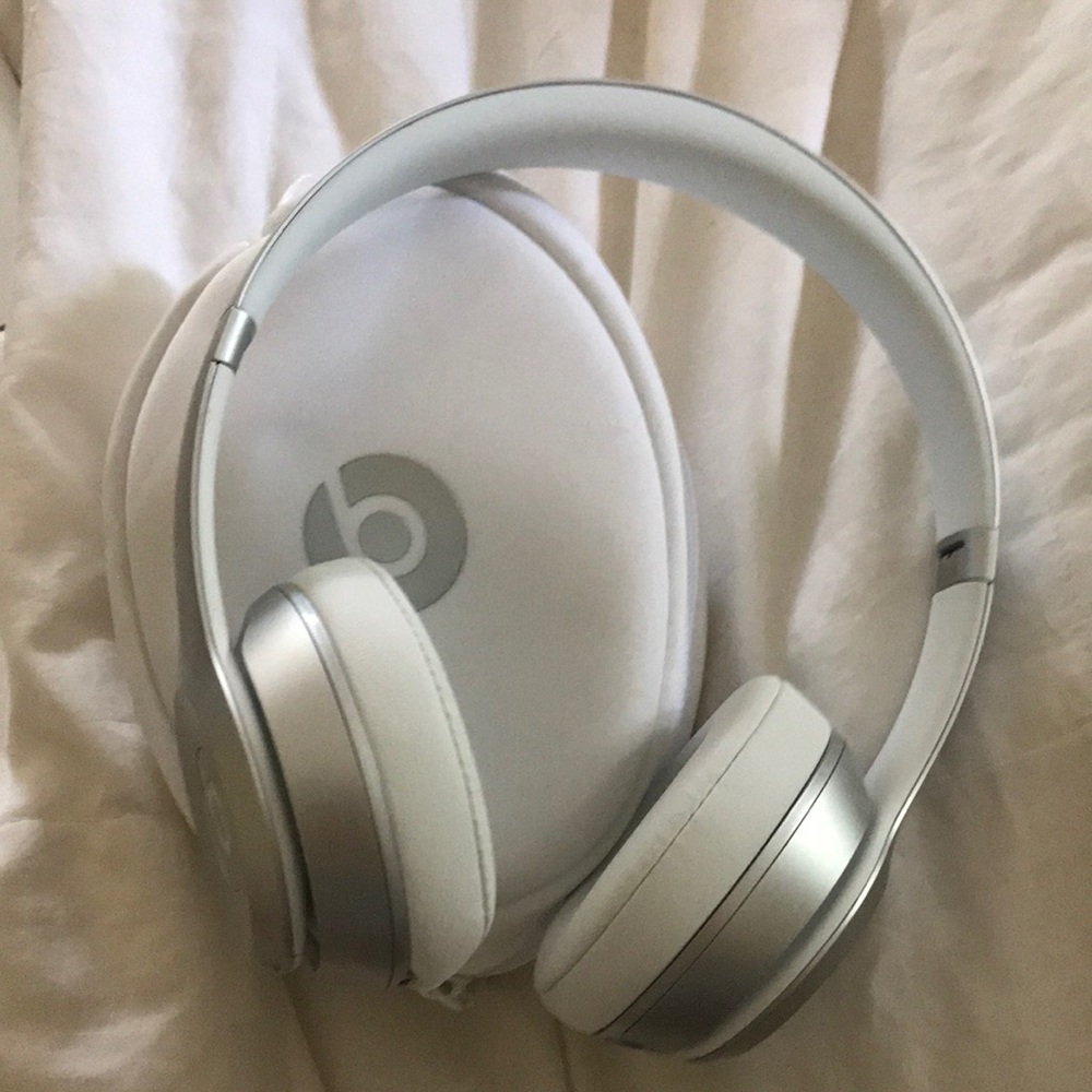 Solo beats silver/white